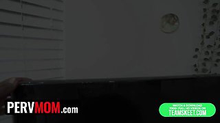 Perv Mom - pornstar clip