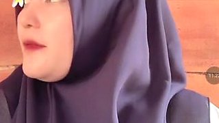 Petite Amateur Teen Explores Sensual Outdoor Squirt With Passion