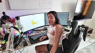Hot Worker Gets Horny When She Sees Her Boss's Cock