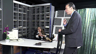 Bombshell secretary MILF enjoying in anal bang