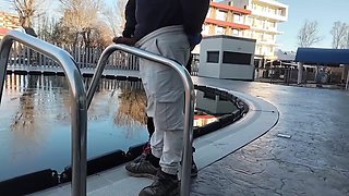 un tip ma ejagulat sperma pe balustrada cun vibrator