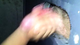 Svenska Hustruns Glory Hole Handjob