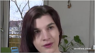 Jade Verwohnt Ihre Rasierte Muschi Mit Einem Dildo Vor Dem Spiegel