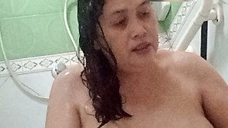 she squirt when her pussy fingering .