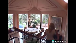 Inesse Takes a Shower and Cums