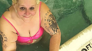 Davisdesires Is in the Pool Watch Her Pussy Drool