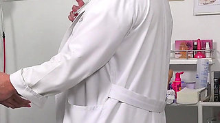 Feet exam and vagina check-up of hot cougar Belinda Bee