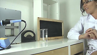 Giantess Scientist Featuring Sinn Sage