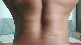 Don't be scared and feel mommy's muscles