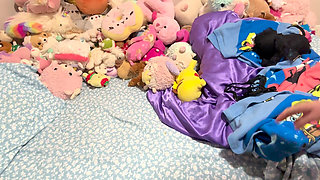 Horny Cam Girl Pushes Toy Out of Pussy