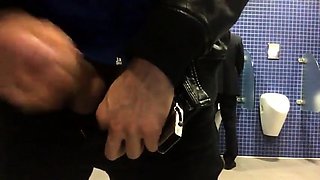 Masturbando e gozando no mictrio