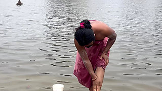 Desi Bhabhi Gaon Ki Talab Par Nahane Gayi   Devar Ke Saath Outdoor Sex Video Full Hindi Audio Viral Video