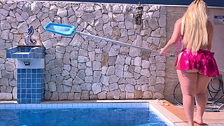 CLEANING MY POOL