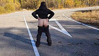 MissPopas Big-Butt Ass Flashes on Autumn Walk