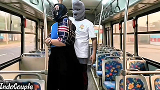 Murid sekolah murid nakal ini muasin dirinya sendirian di dalam bus starnger!