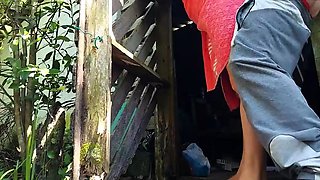 Esposa casada usa toalha e pede ajuda ao zelador, pagando