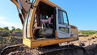 Irresponsible Operator Abandons Work to Engage in Transactions Inside a Machine During Working Hours
