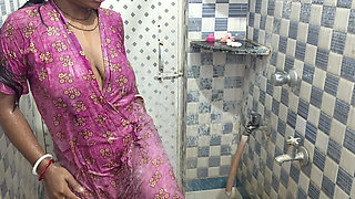 Hot bhabi in bathroom