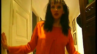 Mature slut loves filling her pussy with sex toys