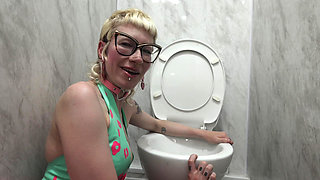 Alternative Latex Fuckdoll Explains Toilet Humiliation Obsession