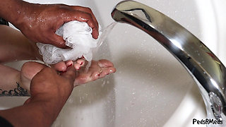 Chloe Lyrae Gets Her Feet Pampered